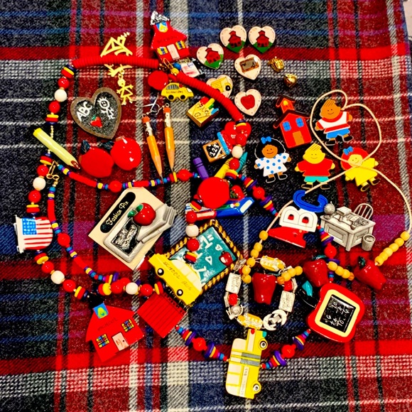 ✏️📚🚌HUGE Kitschy Teacher Jewelry Lot! 32 Pieces! - Picture 1 of 16